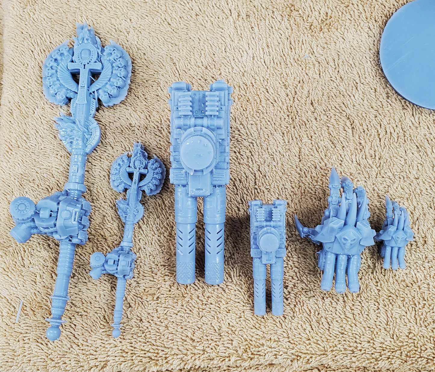 Scale difference between Atlan True and GW Scales (the Atlan True pieces had not been completely cleaned up at the time of this pic)